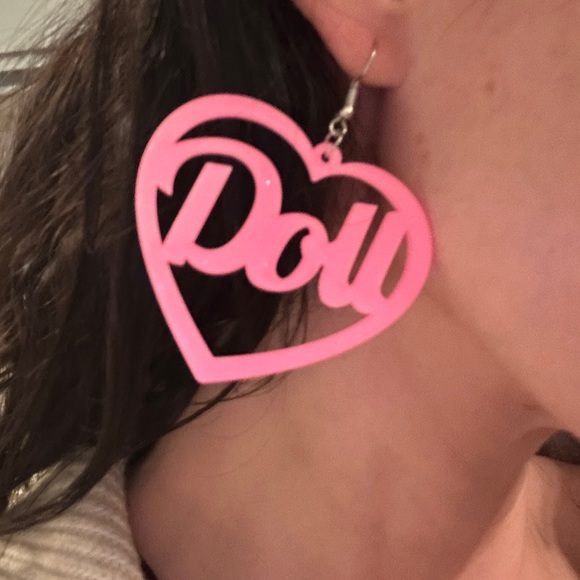 NWT “DOLL” Pink Acrylic Big Dangle Heart Sparkle Earrings Y2K Barbie Girly - Picture 1 of 5